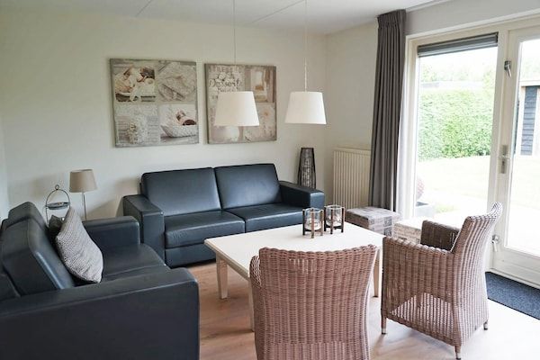 Woonkamer - Rustige kustbungalow in Breskens (2)