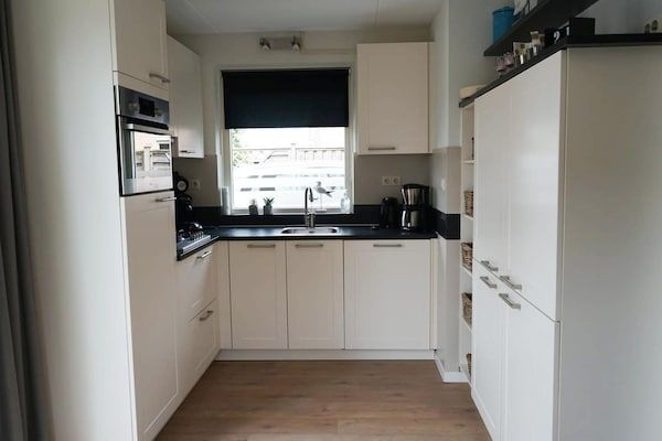 Keuken - Rustige kustbungalow in Breskens (4)