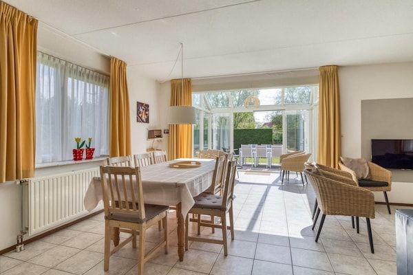 Eetkamer - Huis in Breskens bij het Strand in Breskens (3)