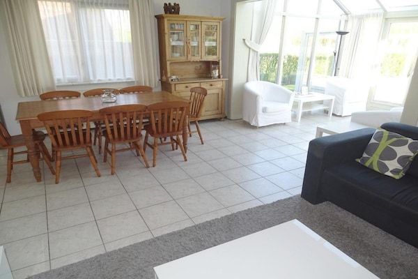 Eetkamer - Bungalow in Breskens bij Strand en Vuurtoren in Breskens (3)