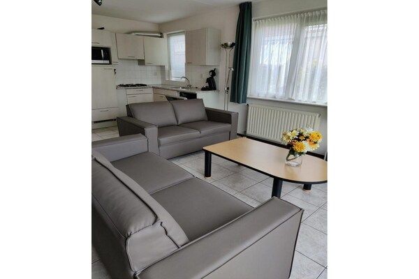Woonkamer - Bungalow in Breskens bij Strand en Zwembad in Breskens (2)