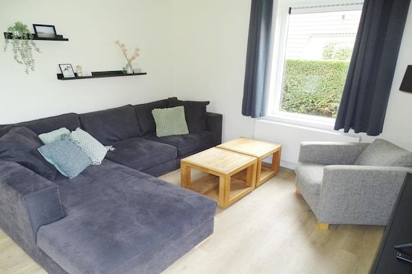 Woonkamer - Vakantiehuis in Schoneveld met Dierentuin in Breskens (2)