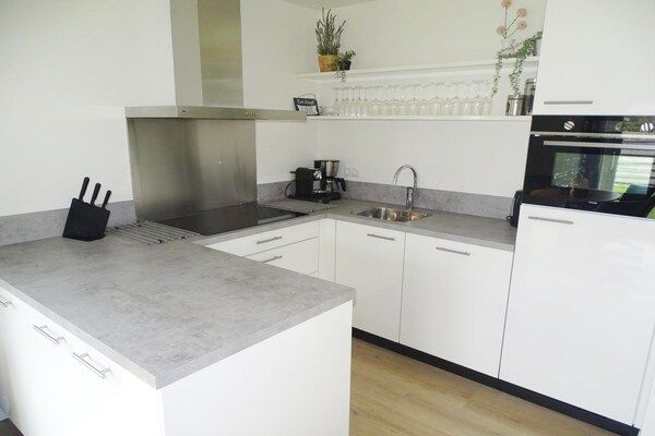 Keuken - Vakantiehuis in Schoneveld met Dierentuin in Breskens (5)