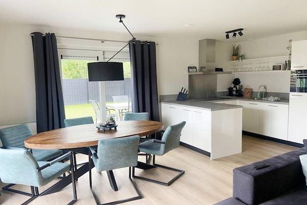 Eetkamer - Vakantiehuis in Schoneveld met Dierentuin in Breskens (3)