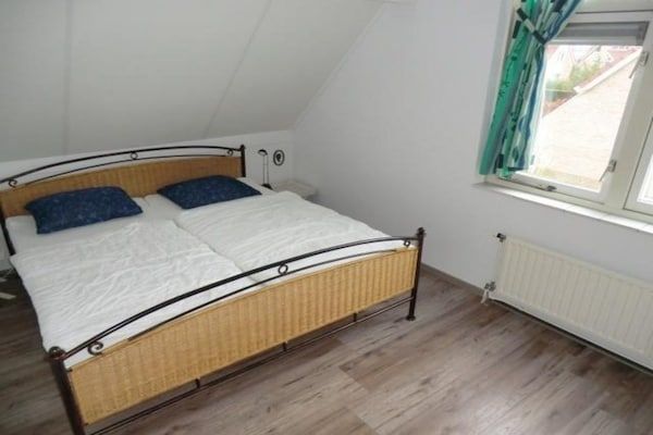 Slaapkamer - Bungalow in Breskens bij het Strand in Breskens (4)