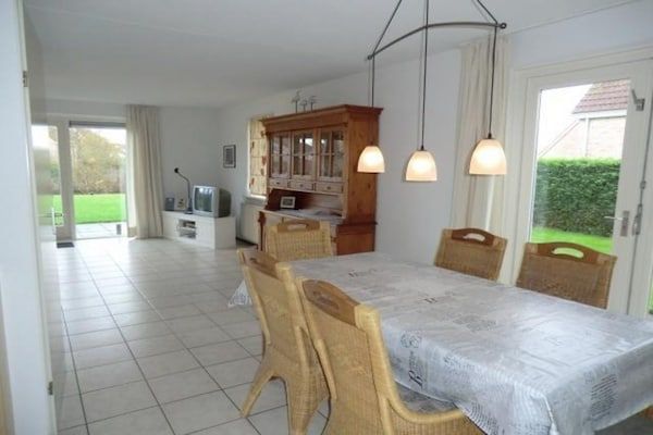 Eetkamer - Bungalow in Breskens bij het Strand in Breskens (3)