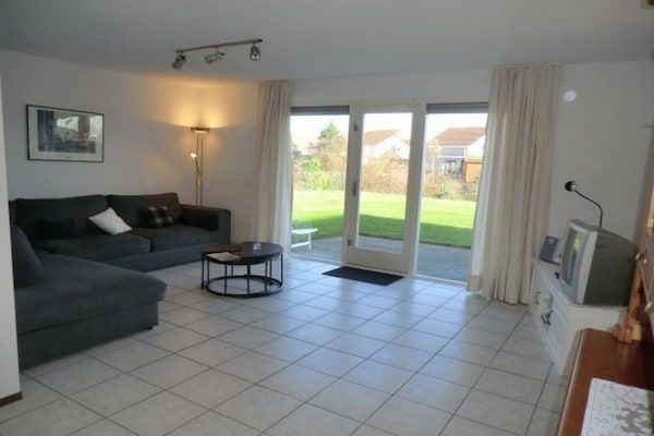 Woonkamer - Bungalow in Breskens bij het Strand in Breskens (2)