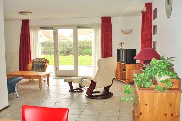 Woonkamer - Bungalow aan het water vlakbij het strand in Breskens (5)