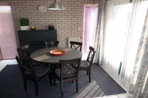 Eetkamer - Vakantiehuis Breskens bij Strand & Vuurtoren in Breskens (3)