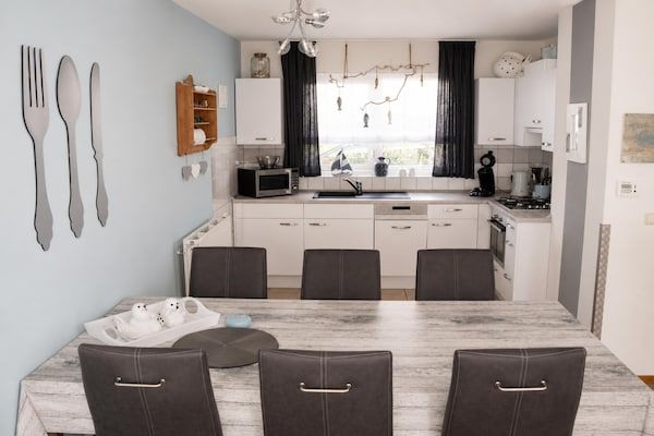 Eetkamer - Bungalow in Breskens bij het Strand in Breskens (3)