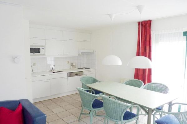 Eetkamer - Vakantiehuis Breskens bij stranden in Breskens (3)