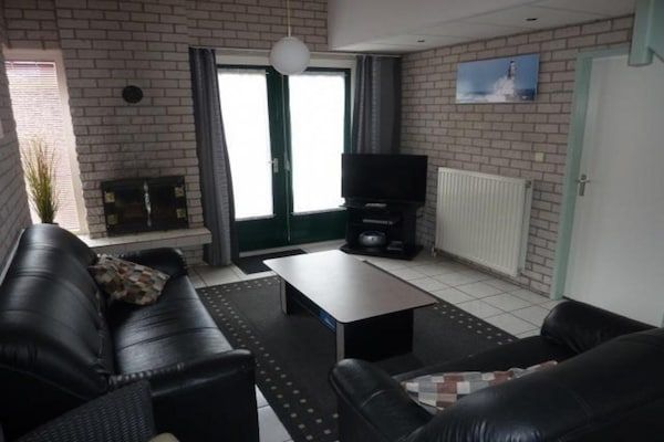 Woonkamer - Vakantiehuis in Schoneveld met Tuin in Breskens (2)