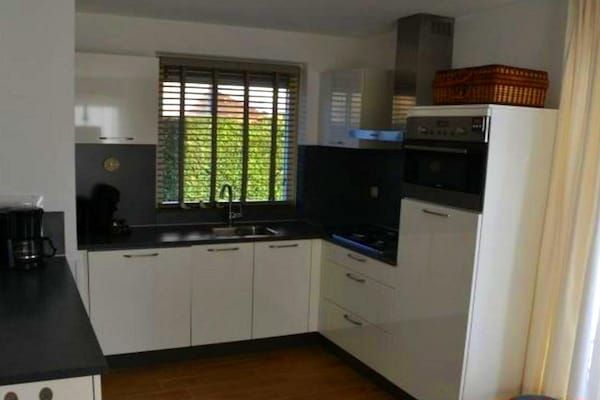 Keuken - Bungalow in Breskens bij Strand & Vuurtoren in Breskens (4)