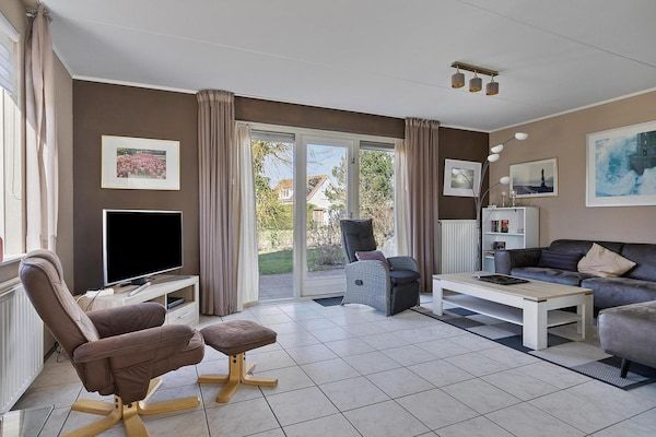 Woonkamer - Bungalow in Breskens bij Vuurtoren & Strand in Breskens (2)