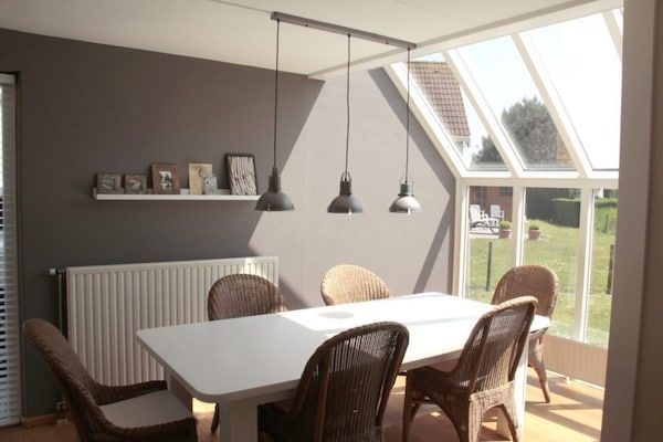 Eetkamer - Bungalow in Breskens bij het Strand in Breskens (3)