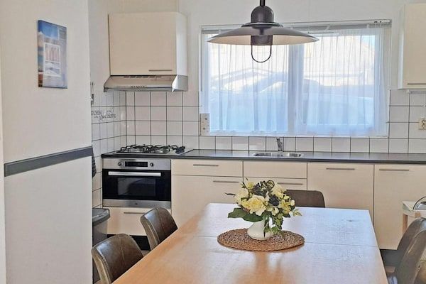 Eetkamer - Bungalow in Breskens bij het Strand in Breskens (2)