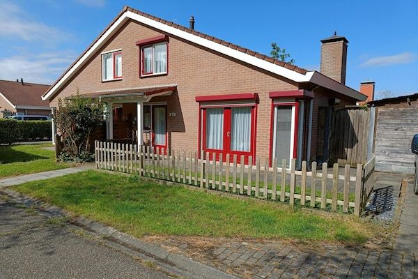 Buitenkant - Huis in Breskens bij Strand en Vuurtoren in Breskens (1)