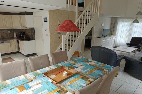 Eetkamer - Huis in Breskens bij Strand en Vuurtoren in Breskens (3)