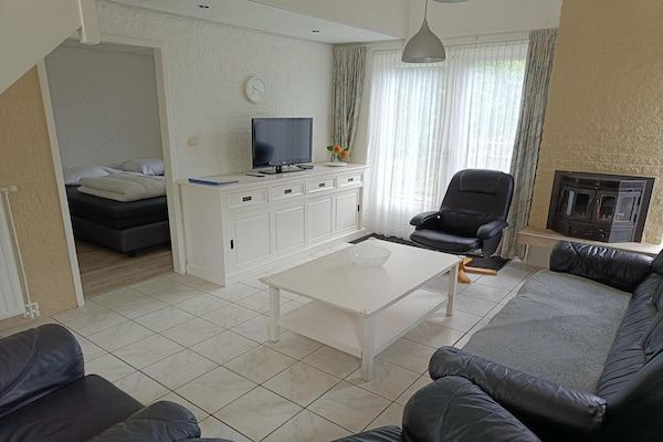 Woonkamer - Huis in Breskens bij Strand en Vuurtoren in Breskens (2)