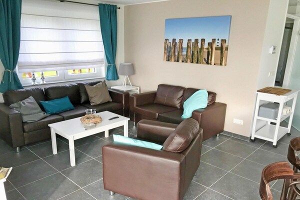 Woonkamer - Bungalow in Breskens met eigen aanlegsteiger in Breskens (2)