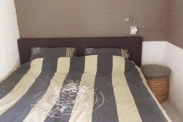 Slaapkamer - Duinrooswoning met terras in Breskens (4)