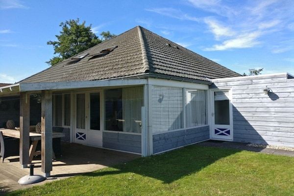 Buitenkant - Duinrooswoning met terras in Breskens (1)