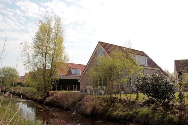 Buitenkant - Bungalow in Breskens bij Strand en Vuurtoren in Breskens (1)