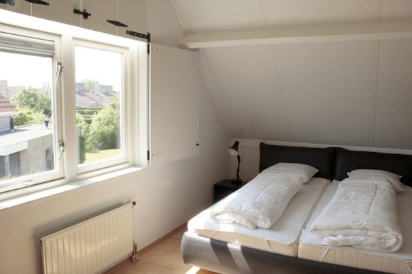 Slaapkamer - Bungalow in Breskens bij Strand en Vuurtoren in Breskens (4)