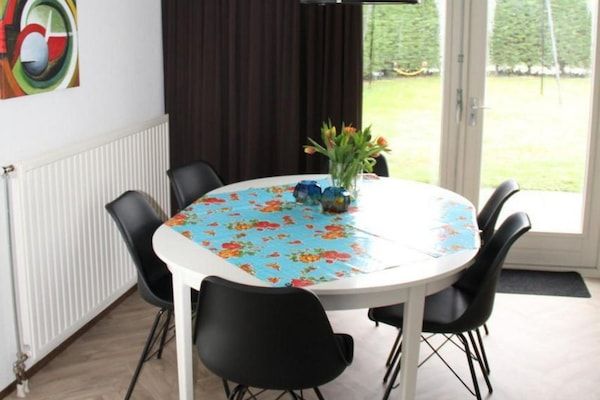 Eetkamer - Bungalow in Breskens bij Strand en Vuurtoren in Breskens (3)