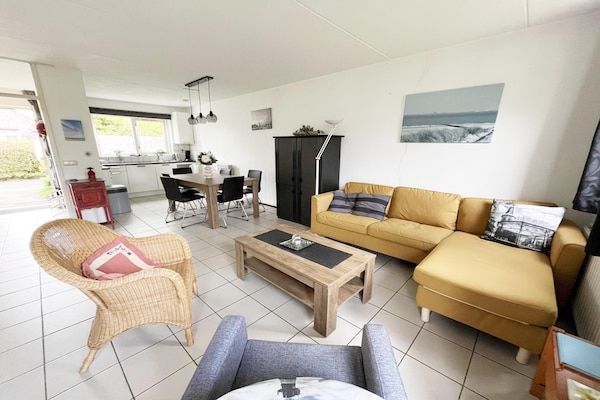 Woonkamer - Bungalow in Breskens bij Strand en Zwembad in Breskens (2)