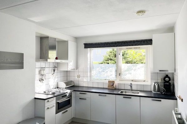 Keuken - Bungalow in Breskens bij Strand en Zwembad in Breskens (4)