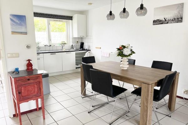 Eetkamer - Bungalow in Breskens bij Strand en Zwembad in Breskens (3)