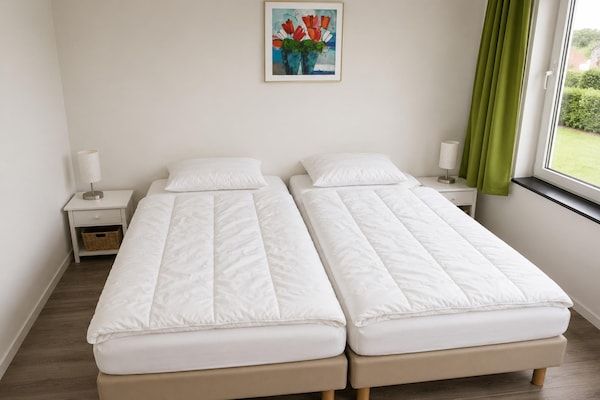 Slaapkamer - Gezinsvriendelijk vakantiehuis in Breskens (4)