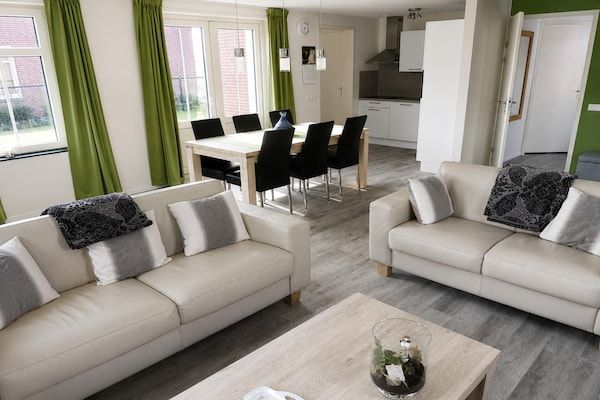 Woonkamer - Gezinsvriendelijk vakantiehuis in Breskens (2)