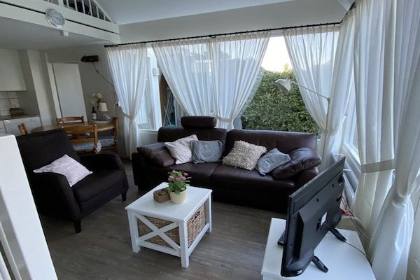 Woonkamer - Licht vakantiehuis vlakbij het strand in Breskens (2)