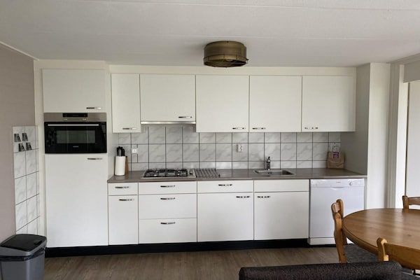 Keuken - Licht vakantiehuis vlakbij het strand in Breskens (3)