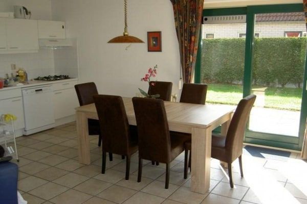 Eetkamer - Vakantiehuis Breskens bij de kust in Breskens (3)