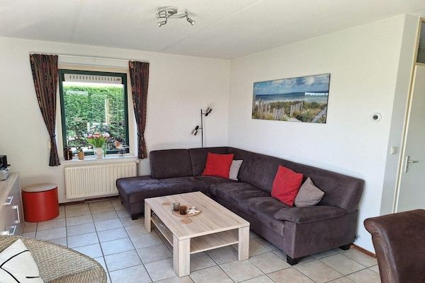 Woonkamer - Vakantiehuis Breskens bij de kust in Breskens (2)