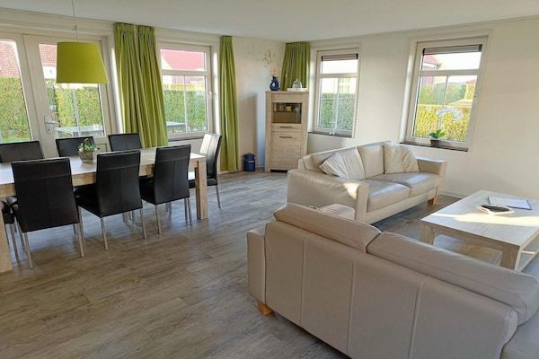 Woonkamer - Huisdiervriendelijk verblijf met tuin in Breskens (3)
