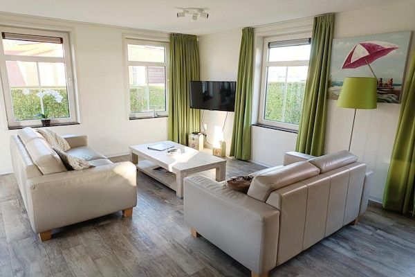 Woonkamer - Huisdiervriendelijk verblijf met tuin in Breskens (2)
