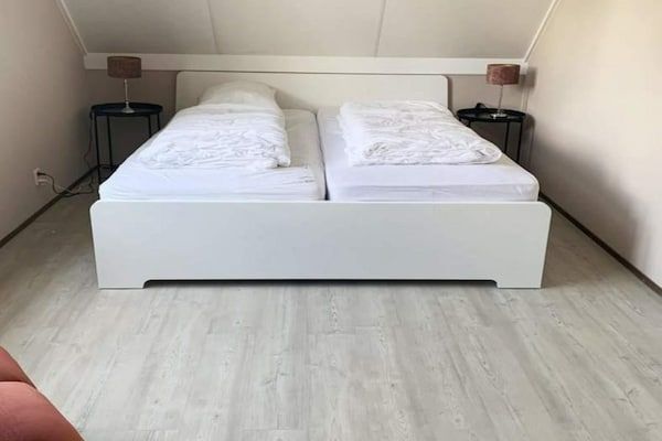 Slaapkamer - Ruim verblijf vlakbij de zee in Breskens (4)