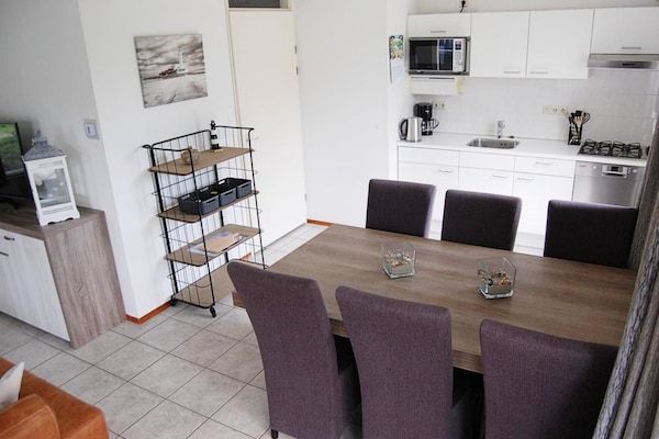 Eetkamer - Vakantiehuis bij Strand in Schoneveld in Breskens (3)
