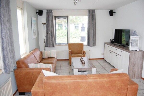 Woonkamer - Vakantiehuis bij Strand in Schoneveld in Breskens (2)