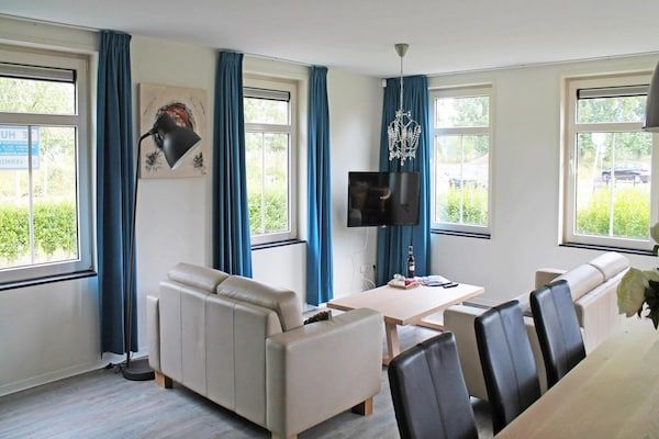 Woonkamer - Luxe woning in Zeeland met infraroodsauna in Breskens (2)
