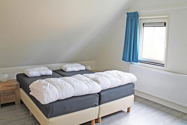 Slaapkamer - Luxe woning in Zeeland met infraroodsauna in Breskens (4)