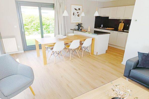 Eetkamer - Bungalow in Breskens bij de kust in Breskens (2)