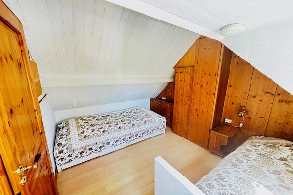 Slaapkamer - Dijkhuis bij Breskens met tuin aan beek in Hoofdplaat (4)