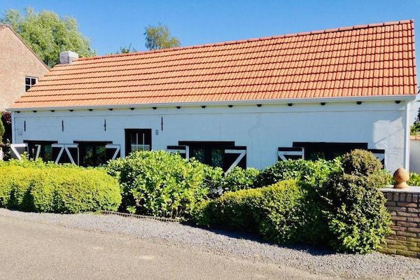 Buitenkant - Dijkhuis bij Breskens met tuin aan beek in Hoofdplaat (1)