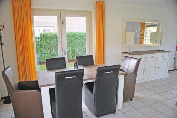 Eetkamer - Bungalow bij Breskens strand en vuurtoren in Breskens (3)