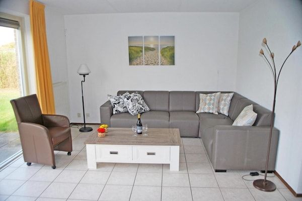 Woonkamer - Bungalow bij Breskens strand en vuurtoren in Breskens (2)